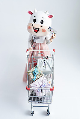 포토 JPG 스튜디오촬영 전신 여자 명절 40대 중년 봉투 새해 실내 한명 서기 들기 성인 앞모습 선물상자 쇼핑 설날 쇼핑카 한국인 소띠 잡기 소 한복 흰배경 소캐릭터 돈봉투 동물탈 인형탈 중년여자한명만 2021년 신축년 흰소 국내포토 1 한국전통 전통 기념일 뷰포인트 동물캐릭터 백그라운드 포유류 모션 선물 사람 동양인 내부 상자 카트 흰색 십이지신 전통의상 연도 탈 여자한명만 중년여자만 파일형식