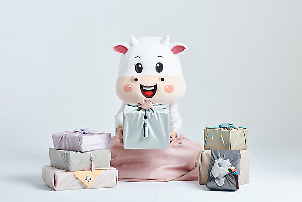 포토 JPG 스튜디오촬영 전신 여자 명절 40대 중년 새해 실내 한명 들기 앉기 성인 앞모습 선물상자 쇼핑 설날 한국인 소띠 소 한복 흰배경 소캐릭터 동물탈 인형탈 중년여자한명만 2021년 신축년 흰소 국내포토 1 한국전통 전통 기념일 뷰포인트 동물캐릭터 백그라운드 포유류 모션 선물 사람 동양인 내부 상자 흰색 십이지신 전통의상 연도 탈 여자한명만 중년여자만 파일형식