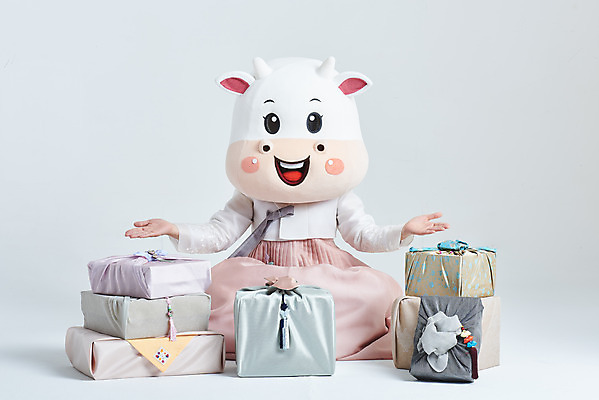 포토 JPG 스튜디오촬영 전신 여자 명절 40대 중년 팔벌리기 새해 실내 한명 앉기 성인 앞모습 선물상자 쇼핑 설날 한국인 소띠 소 한복 흰배경 소캐릭터 동물탈 인형탈 중년여자한명만 2021년 신축년 흰소 국내포토 1 한국전통 전통 기념일 뷰포인트 동물캐릭터 백그라운드 포유류 모션 선물 사람 동양인 내부 상자 흰색 십이지신 전통의상 연도 탈 여자한명만 중년여자만 파일형식