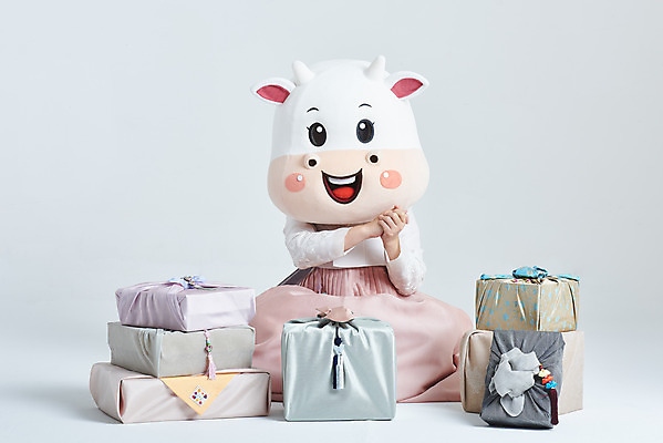 포토 JPG 스튜디오촬영 전신 여자 명절 40대 중년 새해 실내 한명 앉기 성인 앞모습 선물상자 쇼핑 설날 한국인 소띠 소 한복 흰배경 손모으기 소캐릭터 동물탈 인형탈 중년여자한명만 2021년 신축년 흰소 국내포토 1 한국전통 전통 기념일 뷰포인트 동물캐릭터 백그라운드 포유류 모션 선물 사람 동양인 손짓 내부 상자 흰색 십이지신 전통의상 연도 탈 여자한명만 중년여자만 파일형식