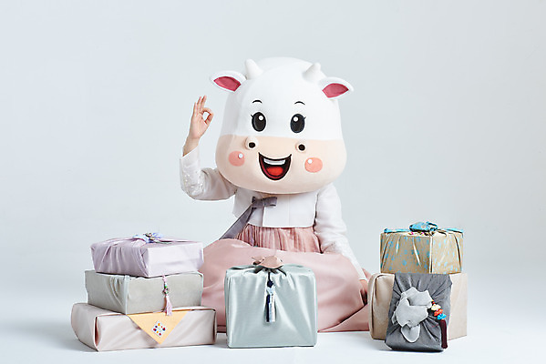 포토 JPG 스튜디오촬영 전신 여자 명절 40대 중년 새해 실내 한명 앉기 성인 앞모습 선물상자 쇼핑 설날 한국인 소띠 소 OK 한복 흰배경 소캐릭터 동물탈 인형탈 중년여자한명만 2021년 신축년 흰소 국내포토 1 한국전통 전통 기념일 뷰포인트 동물캐릭터 백그라운드 포유류 모션 선물 사람 동양인 손짓 내부 상자 흰색 십이지신 전통의상 연도 탈 여자한명만 중년여자만 파일형식