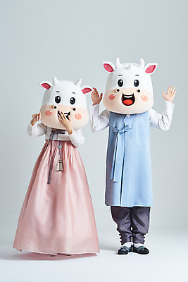 포토 JPG 스튜디오촬영 전신 여자 명절 남자 40대 중년 새해 실내 서기 20대 성인 두명 앞모습 설날 손들기 한국인 소띠 가리킴 소 한복 흰배경 입가림 소캐릭터 동물탈 인형탈 2021년 신축년 흰소 국내포토 한국전통 전통 기념일 뷰포인트 동물캐릭터 백그라운드 포유류 모션 사람 동양인 손짓 청년 내부 흰색 십이지신 가림 전통의상 연도 탈 파일형식