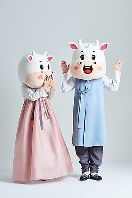 포토 JPG 스튜디오촬영 전신 여자 명절 남자 40대 중년 새해 실내 서기 20대 성인 두명 앞모습 옆모습 설날 손들기 한국인 소띠 소 한복 흰배경 입가림 소캐릭터 동물탈 인형탈 2021년 신축년 흰소 국내포토 한국전통 전통 기념일 뷰포인트 동물캐릭터 백그라운드 포유류 모션 사람 동양인 청년 내부 흰색 십이지신 가림 전통의상 연도 탈 파일형식