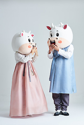 포토 JPG 스튜디오촬영 전신 여자 명절 남자 40대 중년 새해 실내 서기 20대 성인 두명 옆모습 설날 한국인 소띠 소 한복 흰배경 입가림 소캐릭터 동물탈 인형탈 2021년 신축년 흰소 국내포토 한국전통 전통 기념일 뷰포인트 동물캐릭터 백그라운드 포유류 모션 사람 동양인 청년 내부 흰색 십이지신 가림 전통의상 연도 탈 파일형식