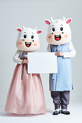 포토 JPG 스튜디오촬영 전신 배너 여자 명절 남자 40대 중년 새해 실내 서기 들기 20대 성인 두명 앞모습 설날 한국인 소띠 소 한복 흰배경 소캐릭터 동물탈 인형탈 2021년 신축년 흰소 국내포토 한국전통 전통 기념일 뷰포인트 동물캐릭터 백그라운드 포유류 모션 사람 동양인 청년 내부 흰색 십이지신 전통의상 연도 탈 파일형식