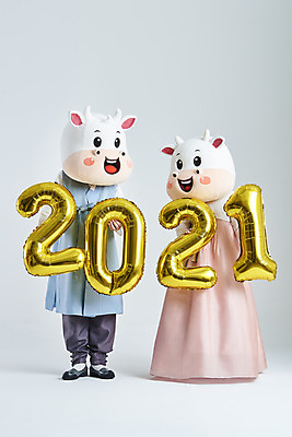 포토 JPG 스튜디오촬영 전신 여자 명절 남자 40대 중년 새해 실내 서기 들기 20대 성인 두명 앞모습 설날 한국인 소띠 소 한복 흰배경 풍선 소캐릭터 동물탈 인형탈 2021년 신축년 흰소 국내포토 한국전통 전통 기념일 뷰포인트 동물캐릭터 백그라운드 포유류 모션 사람 동양인 청년 내부 흰색 십이지신 전통의상 연도 탈 파일형식