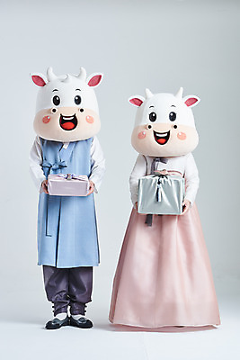 포토 JPG 스튜디오촬영 전신 여자 명절 남자 40대 중년 새해 실내 서기 들기 20대 성인 두명 앞모습 선물상자 쇼핑 설날 한국인 소띠 소 한복 흰배경 소캐릭터 동물탈 인형탈 2021년 신축년 흰소 국내포토 한국전통 전통 기념일 뷰포인트 동물캐릭터 백그라운드 포유류 모션 선물 사람 동양인 청년 내부 상자 흰색 십이지신 전통의상 연도 탈 파일형식