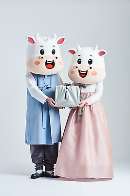 포토 JPG 스튜디오촬영 전신 여자 명절 남자 40대 중년 새해 실내 서기 들기 20대 성인 두명 앞모습 선물상자 쇼핑 설날 한국인 소띠 소 한복 흰배경 소캐릭터 동물탈 인형탈 2021년 신축년 흰소 국내포토 한국전통 전통 기념일 뷰포인트 동물캐릭터 백그라운드 포유류 모션 선물 사람 동양인 청년 내부 상자 흰색 십이지신 전통의상 연도 탈 파일형식