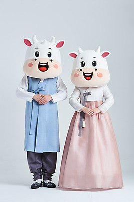 포토 JPG 스튜디오촬영 전신 여자 명절 남자 40대 중년 새해 실내 서기 20대 성인 두명 앞모습 설날 한국인 소띠 소 한복 흰배경 손모으기 소캐릭터 동물탈 인형탈 2021년 신축년 흰소 국내포토 한국전통 전통 기념일 뷰포인트 동물캐릭터 백그라운드 포유류 모션 사람 동양인 손짓 청년 내부 흰색 십이지신 전통의상 연도 탈 파일형식