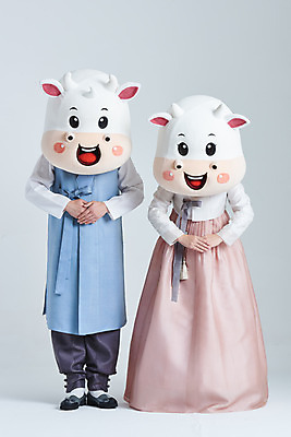 포토 JPG 스튜디오촬영 전신 여자 명절 남자 40대 중년 새해 실내 서기 20대 성인 두명 앞모습 설날 한국인 소띠 소 한복 흰배경 손모으기 소캐릭터 동물탈 배꼽인사 인형탈 2021년 신축년 흰소 국내포토 한국전통 전통 기념일 뷰포인트 동물캐릭터 백그라운드 포유류 모션 사람 동양인 손짓 청년 내부 흰색 십이지신 인사 전통의상 연도 탈 파일형식