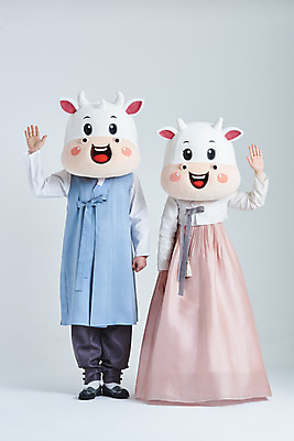 포토 JPG 스튜디오촬영 전신 여자 명절 남자 40대 중년 새해 실내 서기 20대 성인 두명 앞모습 설날 한국인 소띠 소 한복 흰배경 손인사 소캐릭터 동물탈 인형탈 2021년 신축년 흰소 국내포토 한국전통 전통 기념일 뷰포인트 동물캐릭터 백그라운드 포유류 모션 사람 동양인 청년 내부 흰색 십이지신 인사 전통의상 연도 탈 파일형식