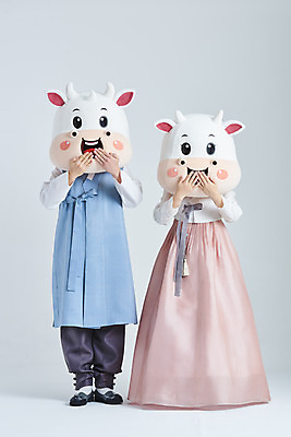 포토 JPG 스튜디오촬영 전신 여자 명절 남자 40대 중년 새해 실내 서기 20대 성인 두명 앞모습 설날 한국인 소띠 소 한복 흰배경 입가림 소캐릭터 동물탈 인형탈 2021년 신축년 흰소 국내포토 한국전통 전통 기념일 뷰포인트 동물캐릭터 백그라운드 포유류 모션 사람 동양인 청년 내부 흰색 십이지신 가림 전통의상 연도 탈 파일형식