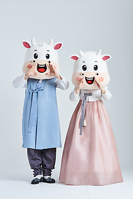 포토 JPG 스튜디오촬영 전신 여자 명절 남자 40대 중년 새해 실내 서기 20대 성인 두명 앞모습 설날 외침 한국인 소띠 소 한복 흰배경 소캐릭터 동물탈 인형탈 2021년 신축년 흰소 국내포토 한국전통 전통 기념일 뷰포인트 동물캐릭터 백그라운드 포유류 모션 사람 동양인 청년 내부 소리 흰색 십이지신 전통의상 연도 탈 파일형식