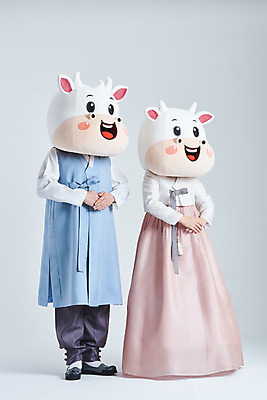 포토 JPG 스튜디오촬영 전신 여자 명절 남자 40대 중년 새해 실내 서기 20대 성인 두명 옆모습 설날 한국인 소띠 소 한복 흰배경 손모으기 소캐릭터 동물탈 인형탈 2021년 신축년 흰소 국내포토 한국전통 전통 기념일 뷰포인트 동물캐릭터 백그라운드 포유류 모션 사람 동양인 손짓 청년 내부 흰색 십이지신 전통의상 연도 탈 파일형식