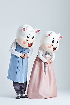 포토 JPG 스튜디오촬영 전신 여자 명절 남자 40대 중년 새해 실내 서기 20대 성인 두명 옆모습 설날 한국인 소띠 소 한복 흰배경 손모으기 소캐릭터 동물탈 배꼽인사 인형탈 2021년 신축년 흰소 국내포토 한국전통 전통 기념일 뷰포인트 동물캐릭터 백그라운드 포유류 모션 사람 동양인 손짓 청년 내부 흰색 십이지신 인사 전통의상 연도 탈 파일형식