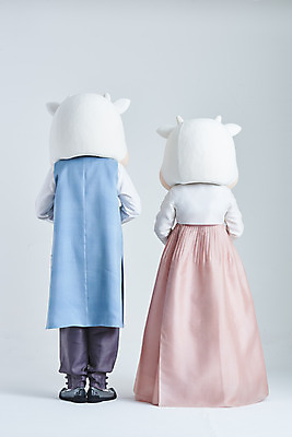 포토 JPG 스튜디오촬영 전신 여자 명절 남자 40대 중년 새해 실내 서기 20대 성인 두명 뒷모습 설날 한국인 소띠 소 한복 흰배경 소캐릭터 동물탈 인형탈 2021년 신축년 흰소 국내포토 한국전통 전통 기념일 뷰포인트 동물캐릭터 백그라운드 포유류 모션 사람 동양인 청년 내부 흰색 십이지신 전통의상 연도 탈 파일형식