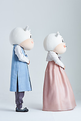 포토 JPG 스튜디오촬영 전신 여자 명절 남자 40대 중년 새해 실내 서기 20대 성인 두명 옆모습 설날 한국인 소띠 소 한복 흰배경 손모으기 소캐릭터 동물탈 인형탈 2021년 신축년 흰소 국내포토 한국전통 전통 기념일 뷰포인트 동물캐릭터 백그라운드 포유류 모션 사람 동양인 손짓 청년 내부 흰색 십이지신 전통의상 연도 탈 파일형식