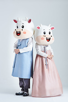 포토 JPG 스튜디오촬영 전신 여자 명절 남자 40대 중년 새해 실내 서기 20대 성인 두명 옆모습 설날 한국인 소띠 소 한복 흰배경 손모으기 소캐릭터 동물탈 인형탈 2021년 신축년 흰소 국내포토 한국전통 전통 기념일 뷰포인트 동물캐릭터 백그라운드 포유류 모션 사람 동양인 손짓 청년 내부 흰색 십이지신 전통의상 연도 탈 파일형식