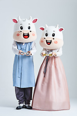 포토 JPG 스튜디오촬영 전신 여자 명절 남자 40대 중년 새해 실내 서기 들기 20대 성인 두명 앞모습 설날 한국인 소띠 소 한복 흰배경 주기 소캐릭터 돈봉투 동물탈 인형탈 2021년 신축년 흰소 국내포토 한국전통 전통 기념일 뷰포인트 동물캐릭터 백그라운드 포유류 모션 봉투 사람 동양인 청년 내부 흰색 십이지신 전통의상 연도 탈 파일형식