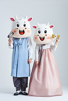 포토 JPG 스튜디오촬영 전신 여자 명절 남자 40대 중년 새해 실내 서기 들기 20대 성인 두명 앞모습 설날 한국인 소띠 소 한복 흰배경 소캐릭터 돈봉투 동물탈 인형탈 2021년 신축년 흰소 국내포토 한국전통 전통 기념일 뷰포인트 동물캐릭터 백그라운드 포유류 모션 봉투 사람 동양인 청년 내부 흰색 십이지신 전통의상 연도 탈 파일형식