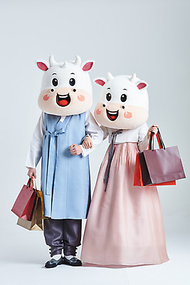 포토 JPG 스튜디오촬영 전신 여자 명절 남자 40대 중년 새해 실내 서기 들기 20대 성인 두명 앞모습 쇼핑 설날 쇼핑백 팔짱 한국인 소띠 소 한복 흰배경 소캐릭터 동물탈 인형탈 2021년 신축년 흰소 국내포토 한국전통 전통 기념일 뷰포인트 동물캐릭터 백그라운드 가방 포유류 모션 사람 동양인 청년 내부 흰색 십이지신 전통의상 연도 탈 파일형식