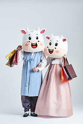 포토 JPG 스튜디오촬영 전신 여자 명절 남자 40대 중년 새해 실내 서기 들기 20대 성인 두명 앞모습 쇼핑 설날 쇼핑백 팔짱 한국인 소띠 소 한복 흰배경 소캐릭터 동물탈 인형탈 2021년 신축년 흰소 국내포토 한국전통 전통 기념일 뷰포인트 동물캐릭터 백그라운드 가방 포유류 모션 사람 동양인 청년 내부 흰색 십이지신 전통의상 연도 탈 파일형식