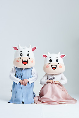 포토 JPG 스튜디오촬영 전신 여자 명절 남자 40대 중년 새해 실내 앉기 20대 성인 두명 앞모습 설날 한국인 소띠 소 한복 흰배경 손모으기 소캐릭터 동물탈 인형탈 2021년 신축년 흰소 국내포토 한국전통 전통 기념일 뷰포인트 동물캐릭터 백그라운드 포유류 모션 사람 동양인 손짓 청년 내부 흰색 십이지신 전통의상 연도 탈 파일형식