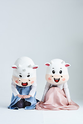 포토 JPG 스튜디오촬영 전신 여자 명절 남자 40대 중년 새해 실내 앉기 20대 성인 두명 앞모습 설날 한국인 소띠 절 소 한복 흰배경 소캐릭터 동물탈 인형탈 큰절 2021년 신축년 흰소 국내포토 한국전통 전통 기념일 뷰포인트 동물캐릭터 백그라운드 포유류 모션 사람 동양인 청년 내부 흰색 십이지신 인사 절_인사 전통의상 연도 탈 파일형식