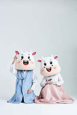 포토 JPG 스튜디오촬영 전신 응시 여자 명절 남자 40대 중년 새해 실내 앉기 20대 성인 두명 앞모습 설날 한국인 소띠 가리킴 소 한복 흰배경 손모으기 소캐릭터 동물탈 인형탈 2021년 신축년 흰소 국내포토 한국전통 전통 시선 기념일 뷰포인트 동물캐릭터 백그라운드 포유류 모션 사람 동양인 손짓 청년 내부 흰색 십이지신 전통의상 연도 탈 파일형식