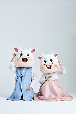 포토 JPG 스튜디오촬영 전신 응시 여자 명절 남자 40대 중년 새해 실내 앉기 20대 성인 두명 앞모습 설날 한국인 소띠 가리킴 소 한복 흰배경 소캐릭터 동물탈 인형탈 2021년 신축년 흰소 국내포토 한국전통 전통 시선 기념일 뷰포인트 동물캐릭터 백그라운드 포유류 모션 사람 동양인 손짓 청년 내부 흰색 십이지신 전통의상 연도 탈 파일형식