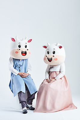 포토 JPG 스튜디오촬영 전신 여자 명절 남자 40대 중년 새해 실내 앉기 20대 성인 두명 앞모습 설날 한국인 소띠 소 한복 흰배경 손모으기 소캐릭터 동물탈 인형탈 2021년 신축년 흰소 국내포토 한국전통 전통 기념일 뷰포인트 동물캐릭터 백그라운드 포유류 모션 사람 동양인 손짓 청년 내부 흰색 십이지신 전통의상 연도 탈 파일형식