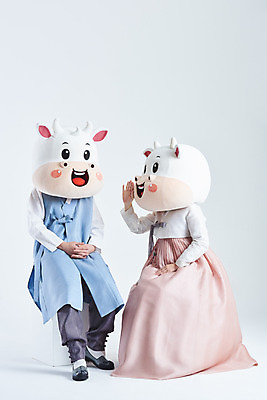 포토 JPG 스튜디오촬영 전신 여자 명절 남자 40대 중년 새해 실내 앉기 20대 성인 두명 앞모습 설날 한국인 소띠 소 한복 흰배경 손모으기 소캐릭터 동물탈 인형탈 2021년 신축년 흰소 국내포토 한국전통 전통 기념일 뷰포인트 동물캐릭터 백그라운드 포유류 모션 사람 동양인 손짓 청년 내부 흰색 십이지신 전통의상 연도 탈 파일형식