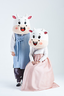 포토 JPG 스튜디오촬영 전신 여자 명절 남자 40대 중년 새해 실내 서기 앉기 20대 성인 두명 앞모습 설날 한국인 소띠 소 한복 흰배경 손모으기 소캐릭터 동물탈 인형탈 2021년 신축년 흰소 국내포토 한국전통 전통 기념일 뷰포인트 동물캐릭터 백그라운드 포유류 모션 사람 동양인 손짓 청년 내부 흰색 십이지신 전통의상 연도 탈 파일형식