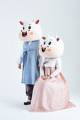 포토 JPG 스튜디오촬영 전신 여자 명절 남자 40대 중년 새해 실내 서기 앉기 20대 성인 두명 옆모습 설날 한국인 소띠 소 한복 흰배경 손모으기 소캐릭터 동물탈 인형탈 2021년 신축년 흰소 국내포토 한국전통 전통 기념일 뷰포인트 동물캐릭터 백그라운드 포유류 모션 사람 동양인 손짓 청년 내부 흰색 십이지신 전통의상 연도 탈 파일형식