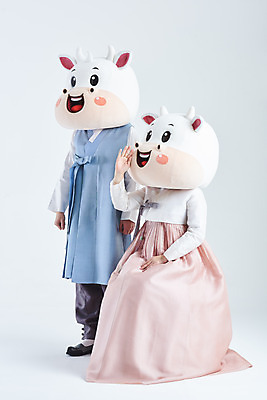 포토 JPG 스튜디오촬영 전신 여자 명절 남자 40대 중년 새해 실내 서기 앉기 20대 성인 두명 옆모습 설날 외침 한국인 소띠 소 한복 흰배경 소캐릭터 동물탈 인형탈 2021년 신축년 흰소 국내포토 한국전통 전통 기념일 뷰포인트 동물캐릭터 백그라운드 포유류 모션 사람 동양인 청년 내부 소리 흰색 십이지신 전통의상 연도 탈 파일형식