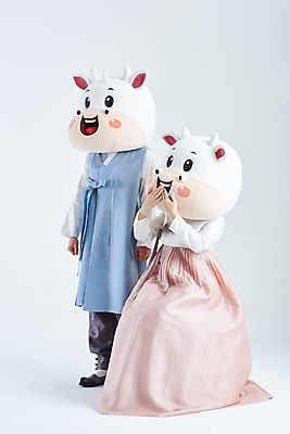 포토 JPG 스튜디오촬영 전신 여자 명절 남자 40대 중년 새해 실내 서기 앉기 20대 성인 두명 옆모습 설날 한국인 소띠 소 한복 흰배경 입가림 소캐릭터 동물탈 인형탈 2021년 신축년 흰소 국내포토 한국전통 전통 기념일 뷰포인트 동물캐릭터 백그라운드 포유류 모션 사람 동양인 청년 내부 흰색 십이지신 가림 전통의상 연도 탈 파일형식