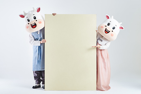 포토 JPG 스튜디오촬영 전신 여자 명절 남자 40대 중년 새해 실내 서기 20대 성인 두명 앞모습 설날 한국인 소띠 소 한복 흰배경 소캐릭터 동물탈 인형탈 2021년 신축년 흰소 국내포토 한국전통 전통 기념일 뷰포인트 동물캐릭터 백그라운드 포유류 모션 사람 동양인 청년 내부 흰색 십이지신 전통의상 연도 탈 파일형식