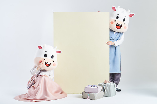 포토 JPG 스튜디오촬영 전신 여자 명절 남자 40대 중년 새해 실내 서기 앉기 20대 성인 두명 앞모습 선물상자 설날 한국인 소띠 소 한복 흰배경 소캐릭터 동물탈 인형탈 2021년 신축년 흰소 국내포토 한국전통 전통 기념일 뷰포인트 동물캐릭터 백그라운드 포유류 모션 선물 사람 동양인 청년 내부 상자 흰색 십이지신 전통의상 연도 탈 파일형식