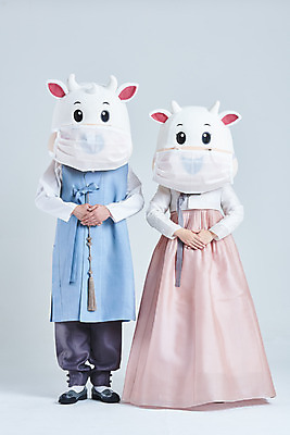 포토 JPG 스튜디오촬영 전신 여자 명절 남자 40대 중년 새해 실내 마스크 서기 20대 성인 두명 앞모습 설날 한국인 소띠 소 한복 흰배경 손모으기 소캐릭터 동물탈 인형탈 2021년 신축년 흰소 국내포토 한국전통 전통 기념일 뷰포인트 동물캐릭터 백그라운드 포유류 모션 사람 동양인 손짓 청년 내부 흰색 십이지신 전통의상 연도 탈 파일형식