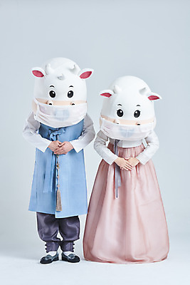 포토 JPG 스튜디오촬영 전신 여자 명절 남자 40대 중년 새해 실내 마스크 서기 20대 성인 두명 앞모습 설날 한국인 소띠 소 한복 흰배경 손모으기 소캐릭터 동물탈 배꼽인사 인형탈 2021년 신축년 흰소 국내포토 한국전통 전통 기념일 뷰포인트 동물캐릭터 백그라운드 포유류 모션 사람 동양인 손짓 청년 내부 흰색 십이지신 인사 전통의상 연도 탈 파일형식