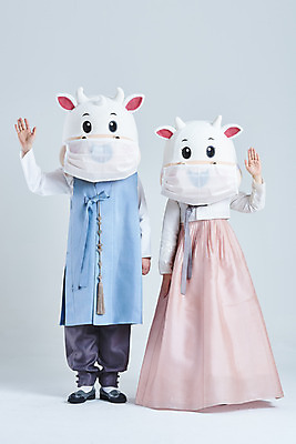 포토 JPG 스튜디오촬영 전신 여자 명절 남자 40대 중년 새해 실내 마스크 서기 20대 성인 두명 앞모습 설날 한국인 소띠 소 한복 흰배경 손인사 소캐릭터 동물탈 인형탈 2021년 신축년 흰소 국내포토 한국전통 전통 기념일 뷰포인트 동물캐릭터 백그라운드 포유류 모션 사람 동양인 청년 내부 흰색 십이지신 인사 전통의상 연도 탈 파일형식