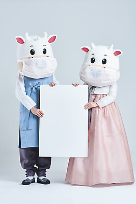 포토 JPG 스튜디오촬영 전신 배너 여자 명절 남자 40대 중년 새해 실내 마스크 서기 들기 20대 성인 두명 앞모습 설날 한국인 소띠 소 한복 흰배경 소캐릭터 동물탈 인형탈 2021년 신축년 흰소 국내포토 한국전통 전통 기념일 뷰포인트 동물캐릭터 백그라운드 포유류 모션 사람 동양인 청년 내부 흰색 십이지신 전통의상 연도 탈 파일형식