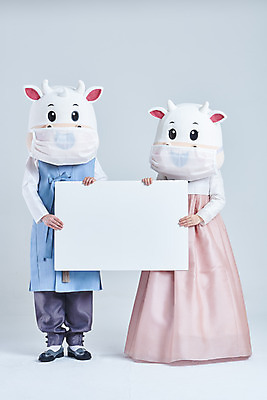 포토 JPG 스튜디오촬영 전신 배너 여자 명절 남자 40대 중년 새해 실내 마스크 서기 들기 20대 성인 두명 앞모습 설날 한국인 소띠 소 한복 흰배경 소캐릭터 동물탈 인형탈 2021년 신축년 흰소 국내포토 한국전통 전통 기념일 뷰포인트 동물캐릭터 백그라운드 포유류 모션 사람 동양인 청년 내부 흰색 십이지신 전통의상 연도 탈 파일형식