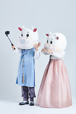 포토 JPG 스튜디오촬영 전신 여자 명절 남자 40대 중년 새해 실내 마스크 서기 들기 20대 성인 두명 앞모습 설날 한국인 소띠 소 한복 흰배경 소캐릭터 동물탈 셀카봉 인형탈 2021년 신축년 흰소 국내포토 한국전통 전통 기념일 뷰포인트 동물캐릭터 백그라운드 포유류 모션 사람 동양인 청년 내부 흰색 십이지신 전통의상 연도 탈 파일형식