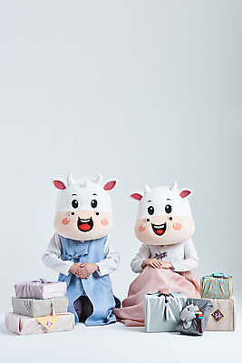 포토 JPG 스튜디오촬영 전신 여자 명절 남자 40대 중년 새해 실내 앉기 20대 성인 두명 앞모습 선물상자 설날 한국인 소띠 소 한복 흰배경 손모으기 소캐릭터 동물탈 인형탈 2021년 신축년 흰소 국내포토 한국전통 전통 기념일 뷰포인트 동물캐릭터 백그라운드 포유류 모션 선물 사람 동양인 손짓 청년 내부 상자 흰색 십이지신 전통의상 연도 탈 파일형식