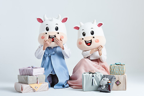 포토 JPG 스튜디오촬영 전신 여자 명절 남자 40대 중년 새해 실내 앉기 20대 성인 두명 앞모습 선물상자 설날 한국인 소띠 소 한복 흰배경 손모으기 입가림 소캐릭터 동물탈 인형탈 2021년 신축년 흰소 국내포토 한국전통 전통 기념일 뷰포인트 동물캐릭터 백그라운드 포유류 모션 선물 사람 동양인 손짓 청년 내부 상자 흰색 십이지신 가림 전통의상 연도 탈 파일형식