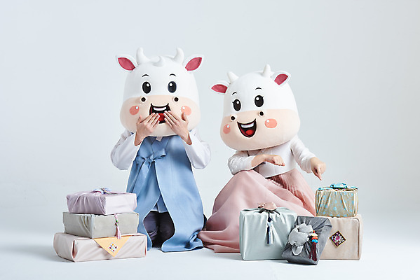 포토 JPG 스튜디오촬영 전신 여자 명절 남자 40대 중년 새해 실내 앉기 20대 성인 두명 앞모습 선물상자 설날 한국인 소띠 가리킴 소 한복 흰배경 입가림 소캐릭터 동물탈 인형탈 2021년 신축년 흰소 국내포토 한국전통 전통 기념일 뷰포인트 동물캐릭터 백그라운드 포유류 모션 선물 사람 동양인 손짓 청년 내부 상자 흰색 십이지신 가림 전통의상 연도 탈 파일형식