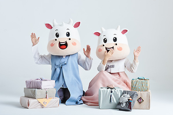 포토 JPG 스튜디오촬영 전신 여자 명절 남자 40대 중년 팔벌리기 새해 실내 앉기 20대 성인 두명 앞모습 선물상자 설날 손들기 한국인 소띠 소 한복 흰배경 입가림 소캐릭터 동물탈 인형탈 2021년 신축년 흰소 국내포토 한국전통 전통 기념일 뷰포인트 동물캐릭터 백그라운드 포유류 모션 선물 사람 동양인 청년 내부 상자 흰색 십이지신 가림 전통의상 연도 탈 파일형식