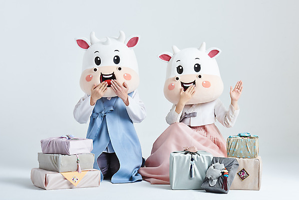 포토 JPG 스튜디오촬영 전신 여자 명절 남자 40대 중년 새해 실내 앉기 20대 성인 두명 앞모습 선물상자 설날 손들기 한국인 소띠 소 한복 흰배경 입가림 소캐릭터 동물탈 인형탈 2021년 신축년 흰소 국내포토 한국전통 전통 기념일 뷰포인트 동물캐릭터 백그라운드 포유류 모션 선물 사람 동양인 청년 내부 상자 흰색 십이지신 가림 전통의상 연도 탈 파일형식