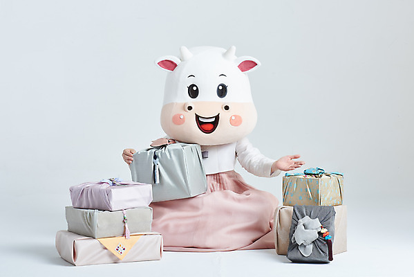 포토 JPG 스튜디오촬영 전신 여자 명절 40대 중년 팔벌리기 새해 실내 들기 앉기 앞모습 선물상자 설날 한국인 소띠 소 한복 흰배경 소캐릭터 동물탈 인형탈 중년여자한명만 2021년 신축년 흰소 국내포토 한국전통 전통 기념일 뷰포인트 동물캐릭터 백그라운드 포유류 모션 선물 사람 동양인 성인 내부 상자 흰색 십이지신 전통의상 연도 탈 여자한명만 중년여자만 파일형식